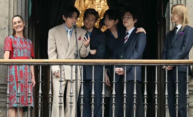 "멕시코 대통령이 직접 영접" BTS, 대통령궁 발코니 등장에 광장 마비 '국빈급 예우'