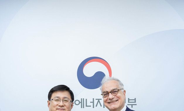 주한EU대사와 기념 촬영하는 김성환 장관