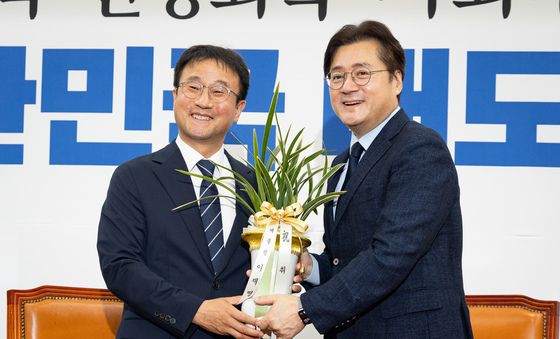 이재명 대통령 취임 축하 난 들고 한병도 원내대표 찾은 홍익표 청와대 정무수석