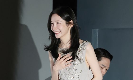 박지현, 입장하는 트라이앵글 센터 비주얼