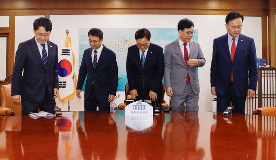 본회의 앞두고 국회의장 만난 與·野