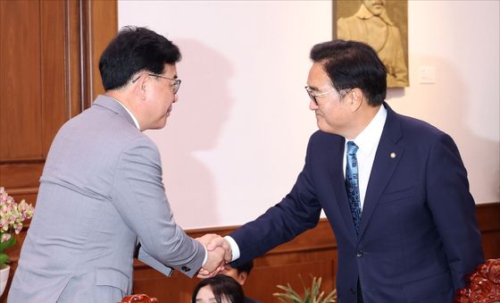 국민의힘 원내대표와 악수 나누는 우원식 국회의장