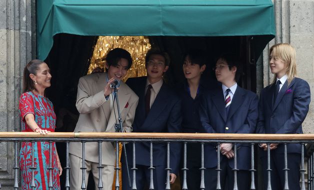 멕시코 대통령궁에서 팬들에게 인사 건내는 BTS