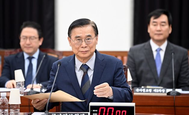 국회 정보위 출석한 국정원장
