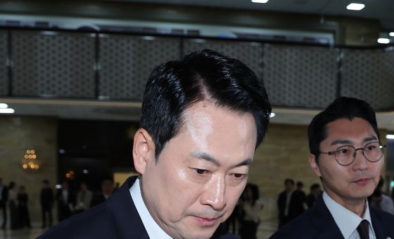 비공개 의원총회 참석하는 장동혁