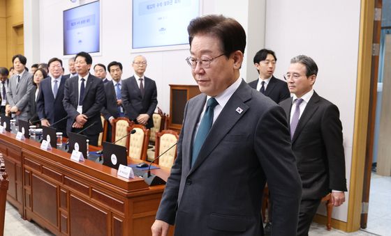 수석보좌관회의 입장하는 이재명 대통령