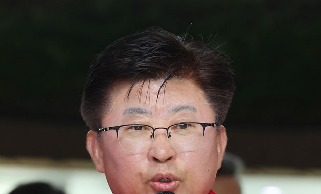 출마 가지회견하는 최충규 대덕구청장 후보