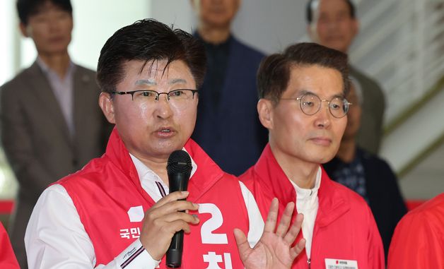 출마 기자회견하는 최충규 후보