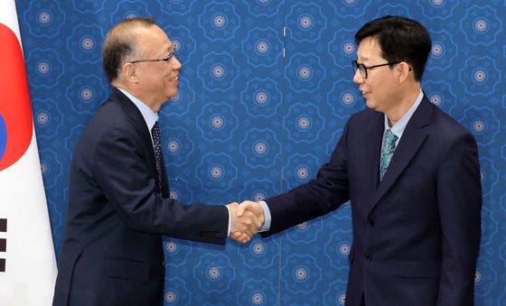 악수하는 한·일 외교차관