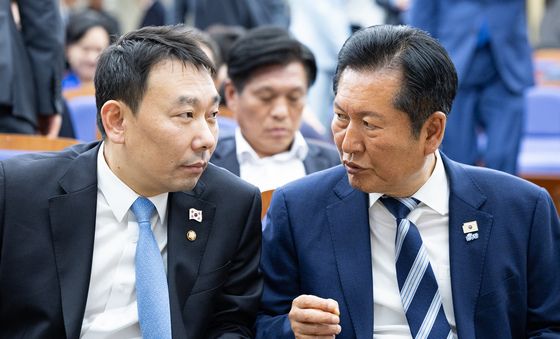 김용민 법사위 간사와 대화 나누는 정청래 대표