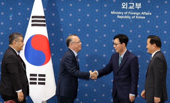 인사하는 한·일 외교차관
