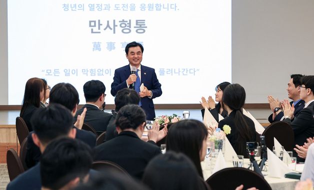 특별강연하는 안규백 장관