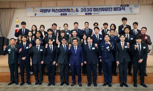 기념 촬영하는 안규백 장관