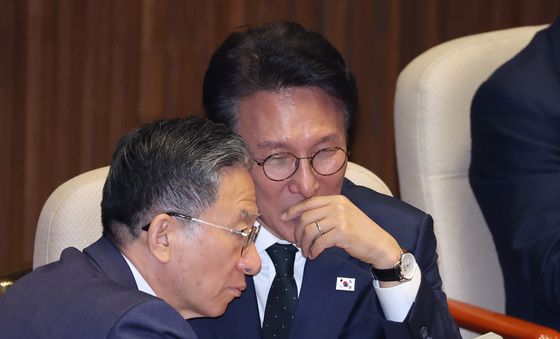 본회의 대화하는 김민석·정성호