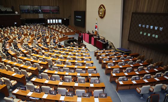 헌법 개정안 표결 불참 이유 밝히는 유상범