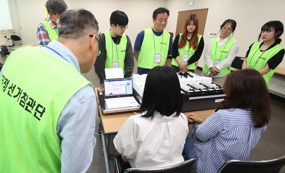 투개표 과정 지켜보는 공정선거참관단