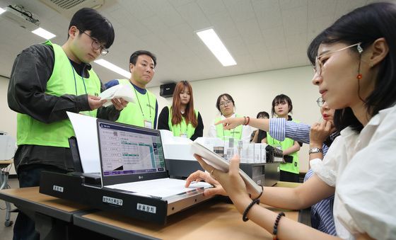 중립적 자세로 지방선거 지켜보는 공정선거참관단