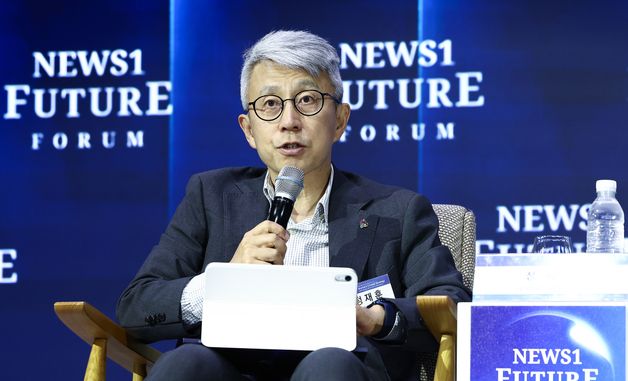[NFF 2026] 패널 토론 진행하는 정재훈 교수