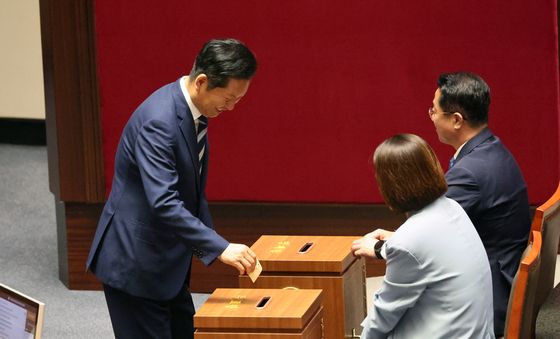 헌법 개정안 투표하는 정청래 대표