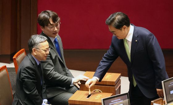 헌법 개정안 투표하는 우원식 국회의장