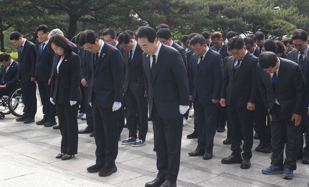 독립기념관 참배하는 지방선거 민주당 충남 후보자