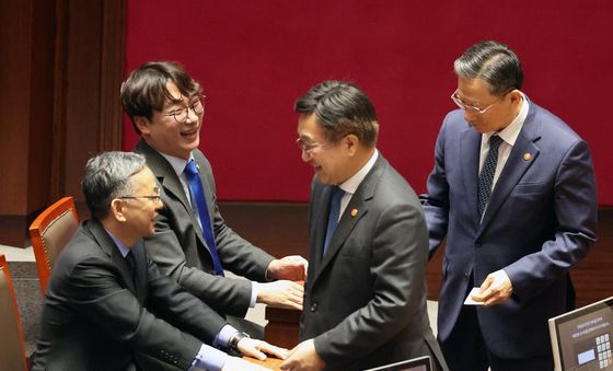 헌법 개정안 투표하는 법무부 장관