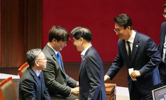헌법 개정안 투표하는 김민석 국무총리