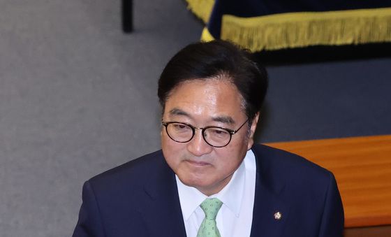 헌법 개정안 투표 나서는 우원식 의장