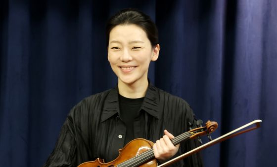 바이올린과 함께 미소 짓는 클라라 주미 강