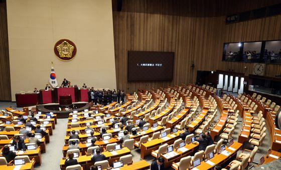 국민의힘 불참속에 헌법 개정안 투표 불성립