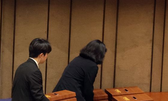 열어보지 못한 헌법 개정안 투표함