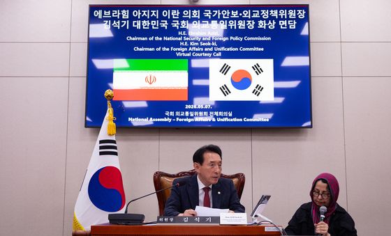 중동 상황 관련 이란 의회 국가안보·외교정책위원장과 통화하는 김석기 외통위원장