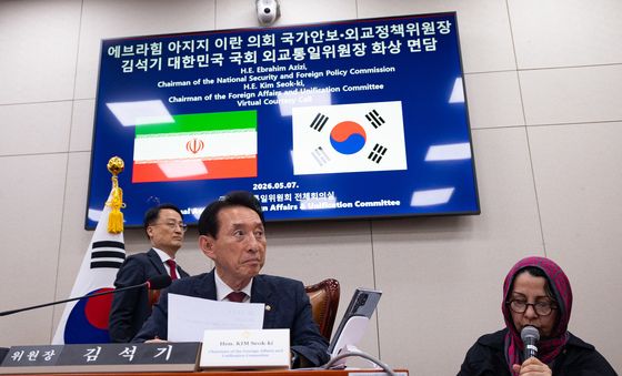 이란 의회 국가안보·외교정책위원장과 통화하는 김석기 외통위원장