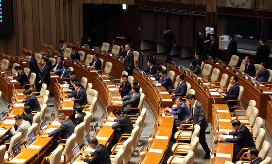 헌법 개정안 투표 불성립 후 입장한 국민의힘 의원들