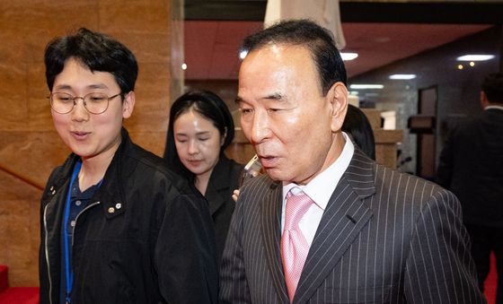 취재진 질문 듣는 박덕흠 국민의힘 공천관리위원장