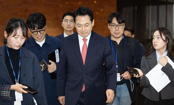 취재진 질문 속 본회의장 향하는 장동혁 대표
