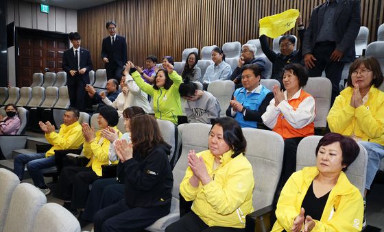 생명안전기본법안 통과 되자 기뻐하는 재난 참사 유가족들