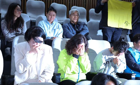 눈물 닦는 사회적 참사 유족들