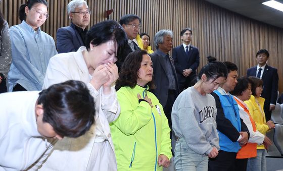 생명안전기본법 통과에 눈물 흘리는 사회적참사 유족들