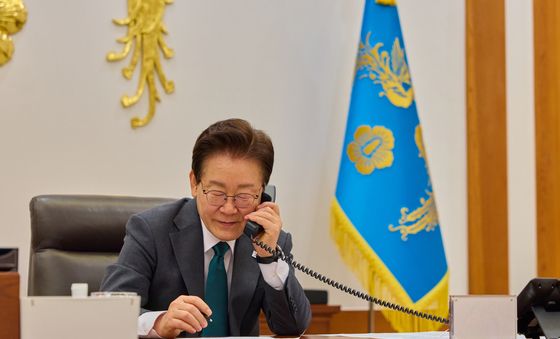 네덜란드 총리와 전화 통하하는 이재명 대통령