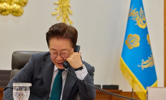 네덜란드 총리와 전화 통하하는 이재명 대통령