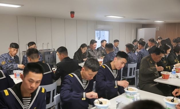 北 해군들과 함께 식사하는 김정은과 딸 주애
