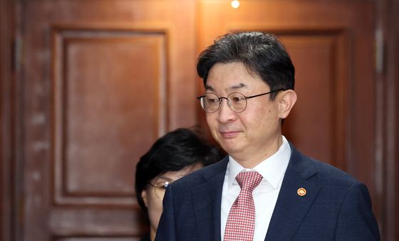 비상경제본부회의  참석하는 이억원 위원장