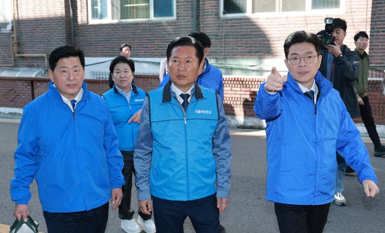 송파구 어르신 우유배달 나선 정청래 대표