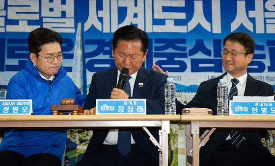 정청래 대표 위로하는 한병도 원내대표와 정원오 서울시장 후보