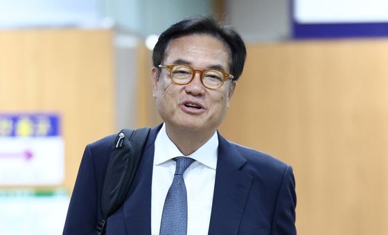 법정 들어가는 정진석