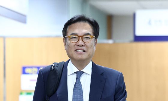 공판 출석하는 정진석
