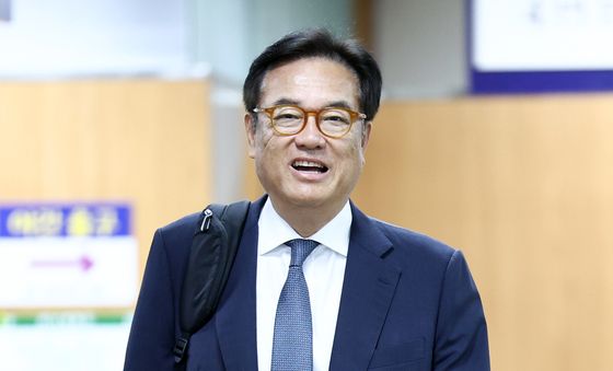 법정 들어가는 정진석 전 비서실장