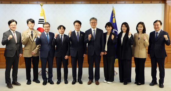 사행산업통합감독위원회 민간위원과 파이팅 외치는 김민석 총리