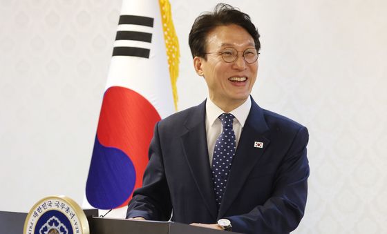 사행산업통합감독위원회 민간위원들에게 인사말하는 김민석 총리